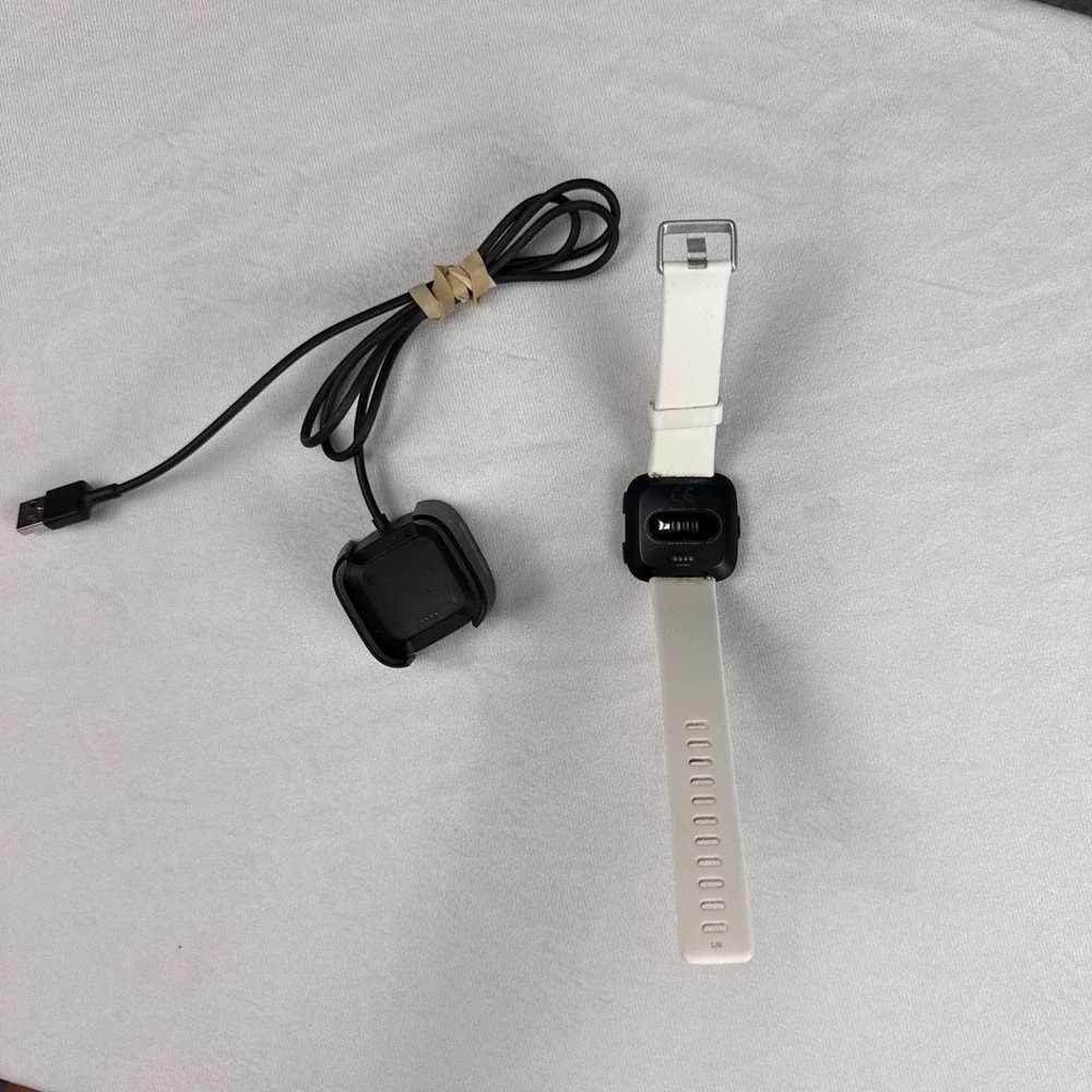 Fitbit Smartwatch Versa FB504 Black White Silicone Band with Charger